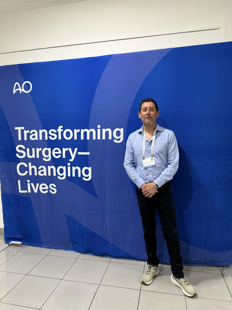 El Dr. Abarca en un curso de AO VET