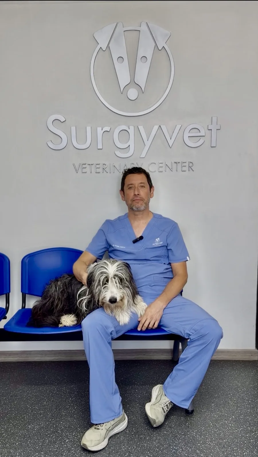 El Dr. Danilo Abarca junto a un paciente en la recepción de SurgyVet