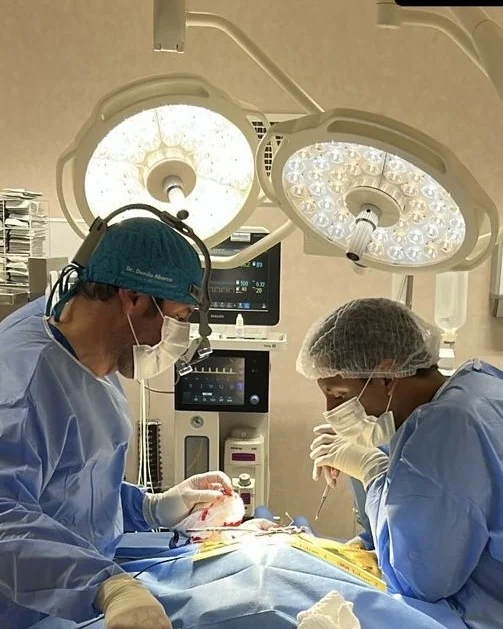 El Dr. Abarca operando en el pabellón de SurgyVet